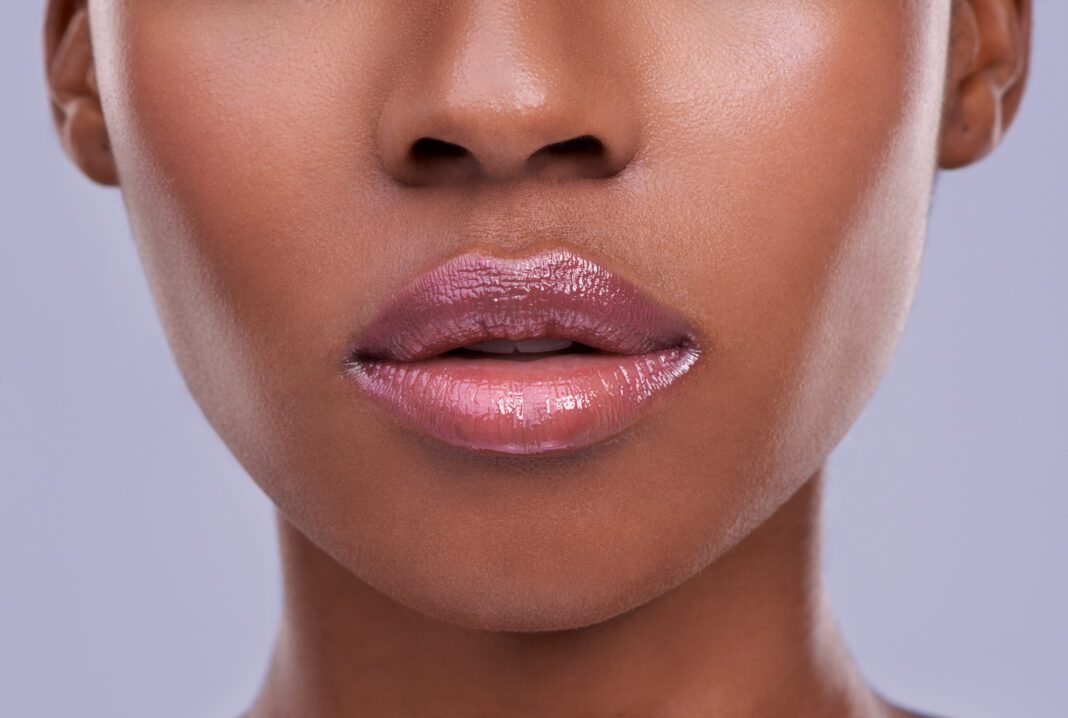 Η&Μ: Τα 6+1 καλύτερα lip gloss για ζουμερά χείλη κάτω από 8€!