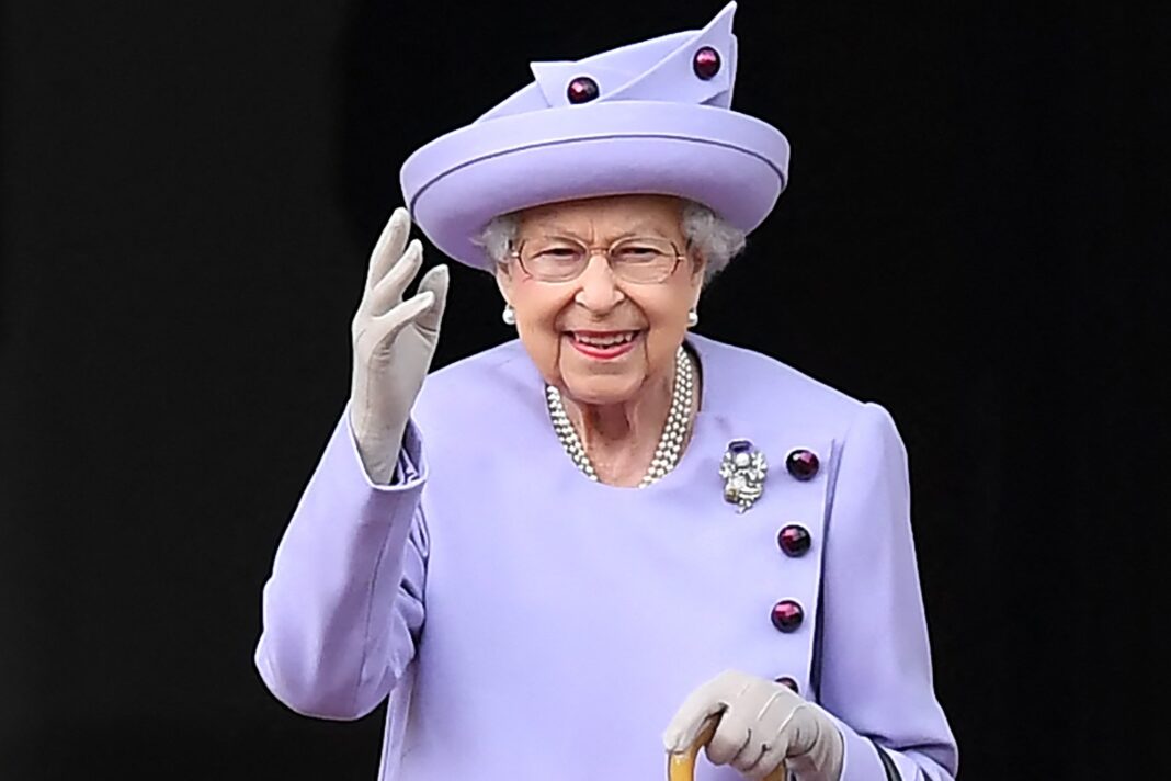 Βασίλισσα Ελισάβετ: Βίντεο από τη στιγμή που το BBC διακόπτει τη ροή του προγράμματος για να ανακοινώσει τις εξελίξεις της υγείας της