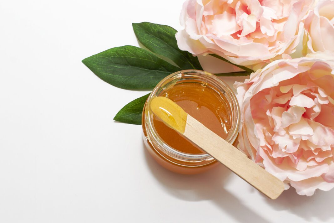 Μάσκα μαλλιών με μέλι: Τα οφέλη και η συνταγή που θα σε σώσει το φθινόπωρο!
