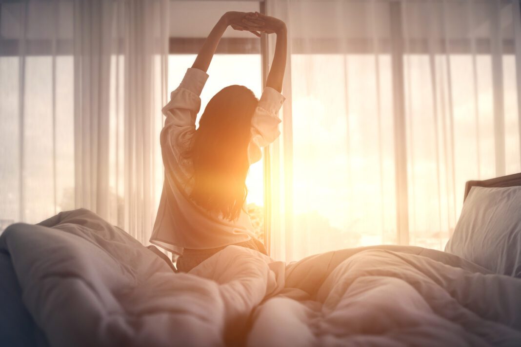 4 τρόποι για να ξυπνήσετε το πρωί χωρίς τη βοήθεια του καφέ