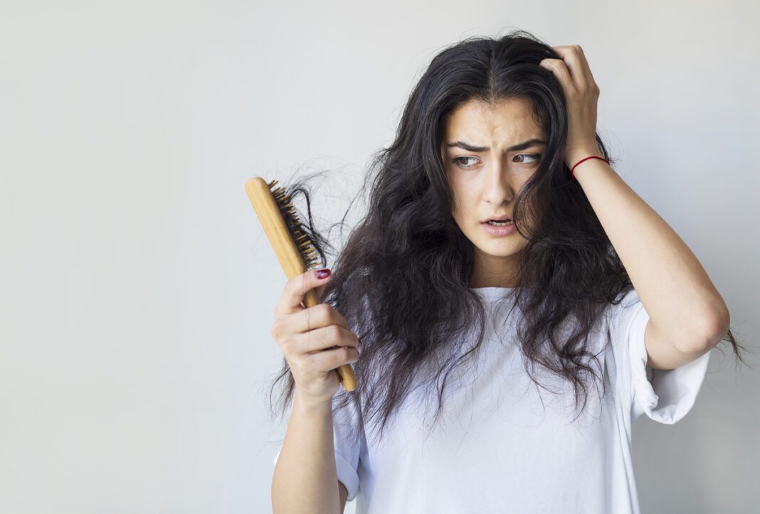 Πέφτουν τα μαλλιά σου; 4+1 τρόποι ενάντια στην εποχιακή τριχόπτωση