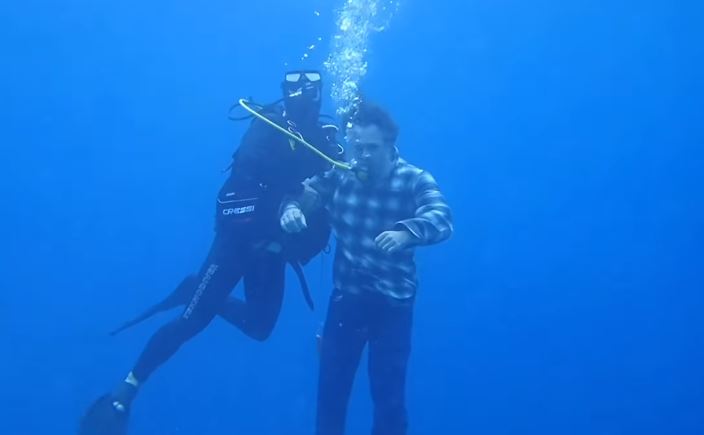 Γιάννης Τσορτέκης – Maestro: Έμεινε κάτω από το νερό πάνω από 40 λεπτά, για τις ανάγκες μιας σκηνής
