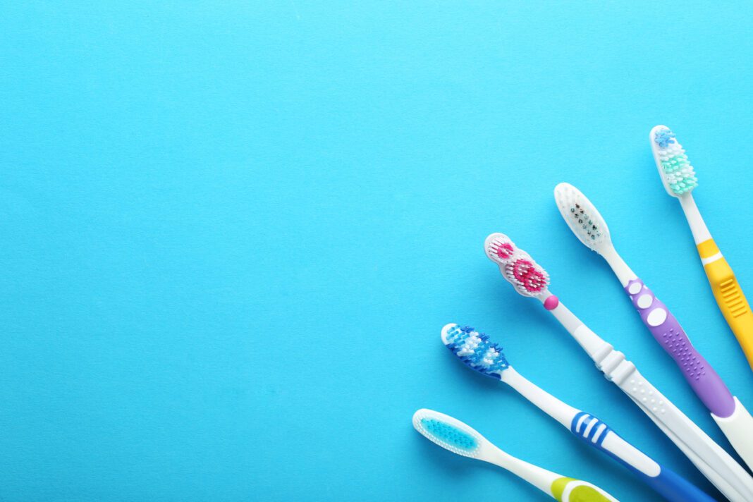 Κάθε πότε πρέπει να αλλάζουμε οδοντόβουρτσα και τι συμβαίνει όταν το αμελούμε;