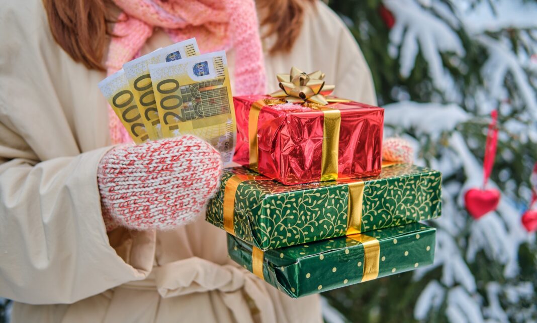 Έρχεται έκτακτο δώρο Χριστουγέννων: Ποιοι το δικαιούνται και πόσα χρήματα θα πάρουν!