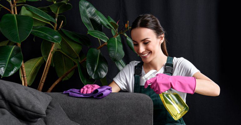 Οι πιο αποτελεσματικοί τρόποι για να καθαρίσεις όλους τους επίμονους λεκέδες από τον καναπέ