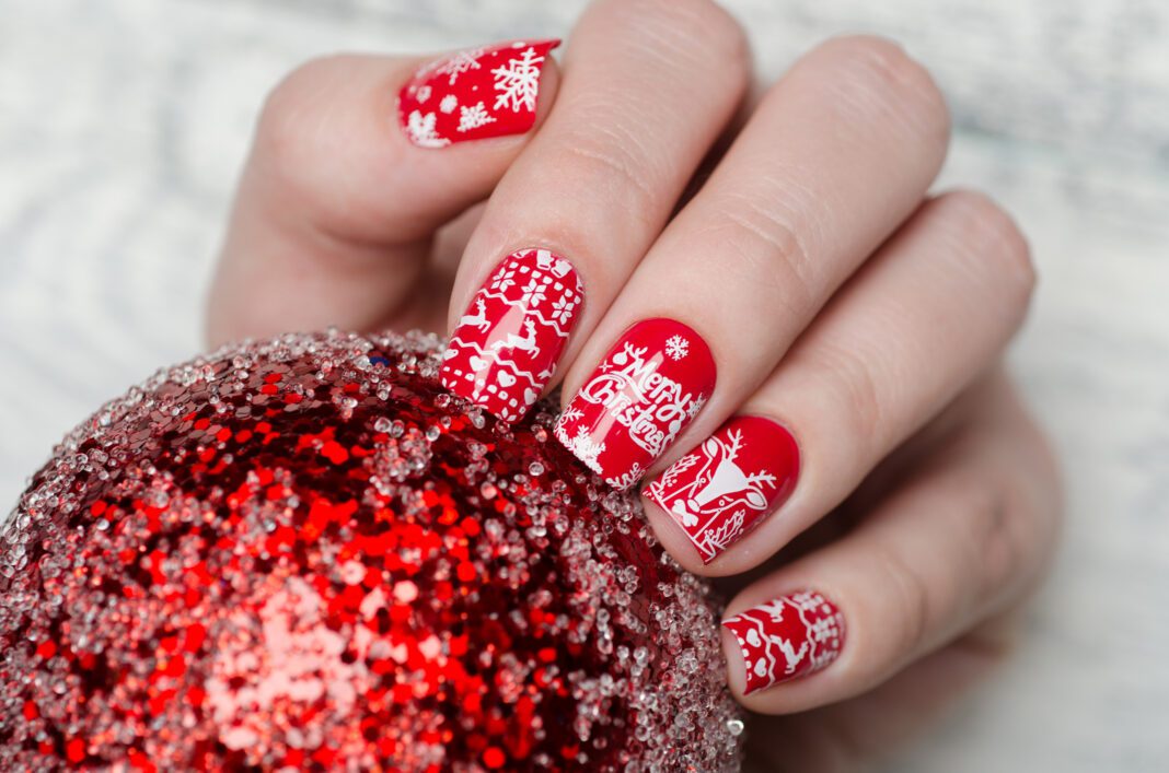 Xmas nail art: Ιδέες για υπέροχα χριστουγεννιάτικα νύχια στο must χρώμα της σεζόν!