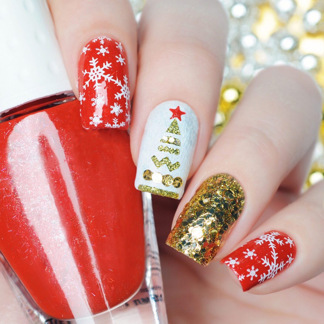Christmas nail art: Υπέροχα χριστουγεννιάτικα νύχια με gold λεπτομέρειες!