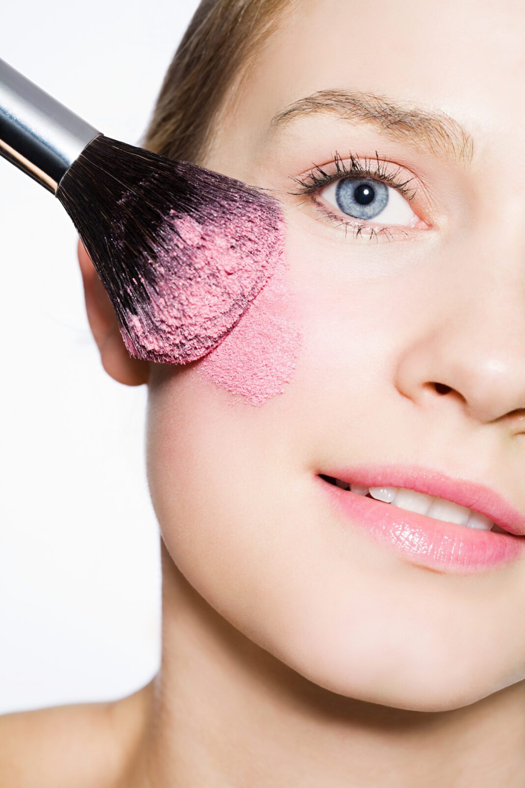 Το λάθος που δεν πρέπει να κάνεις ΠΟΤΕ όταν βάζεις ρουζ σύμφωνα με τους make up artists!