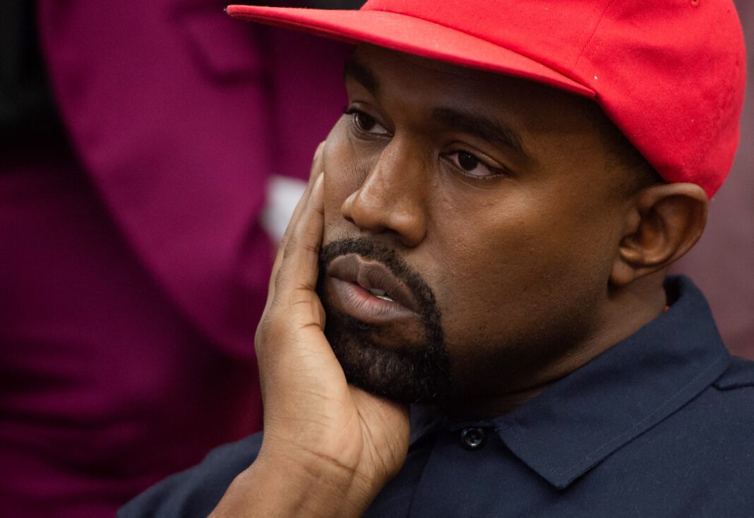 Νέο πλήγμα για τον Kanye West - Χάνει τιμητικό πτυχίο κολλεγίου που του είχε δοθεί