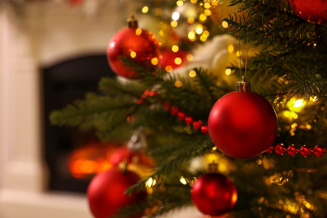 Χριστούγεννα: Για ποιον λόγο κρεμάμε μπάλες στο δέντρο; Αυτή είναι η εξήγηση!