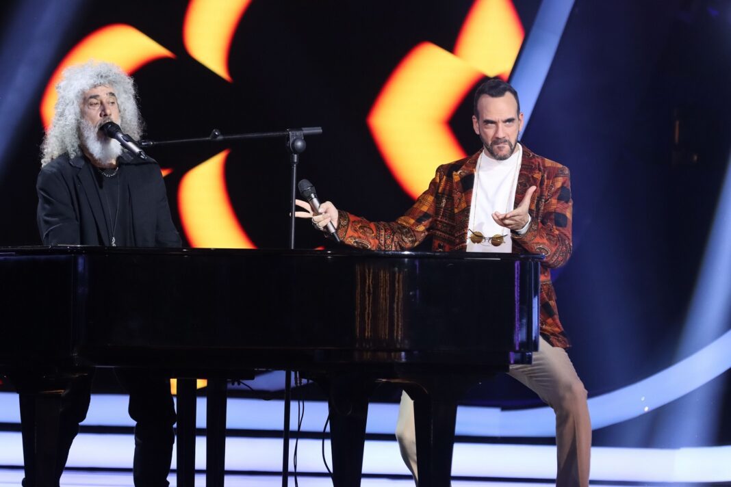 The Voice: Πάνος Μουζουράκης και Γιάννης Γιοκαρίνης ροκάρουν στη σκηνή!