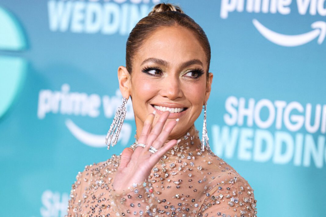 Το γαλλικό νύχι της Jennifer Lopez είναι must try για φέτος!