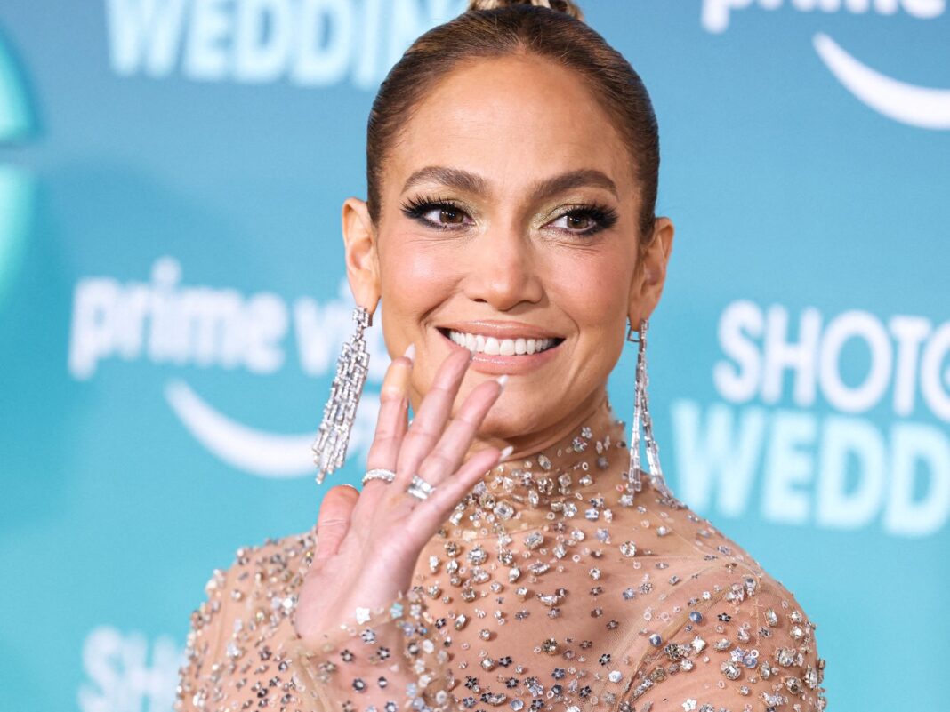 Jennifer Lopez: Δες το φανταχτερό γαλλικό μανικιούρ που επέλεξε!