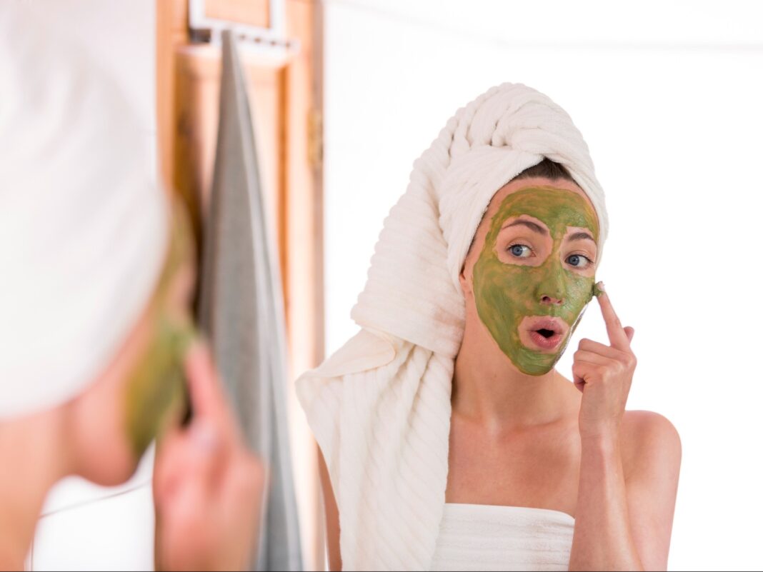 Η θρεπτική μάσκα προσώπου για λιπαρό δέρμα με 2 μόνο υλικά που έχεις στην κουζίνα σου!