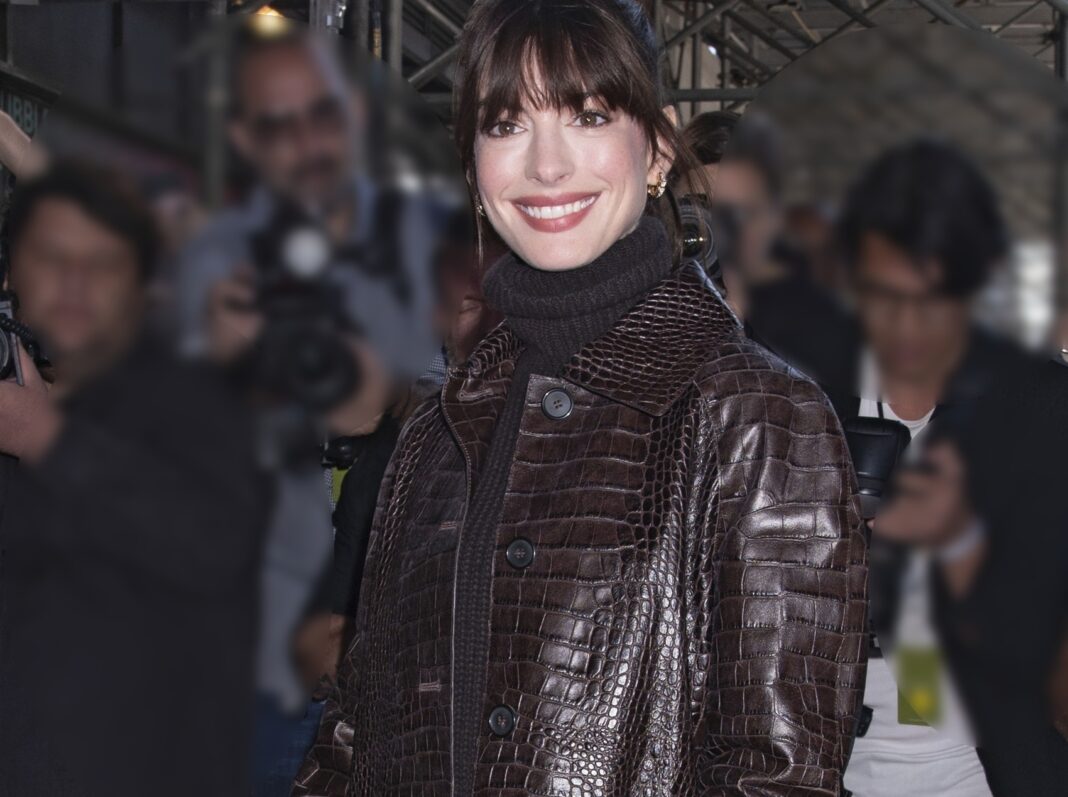 Το μαύρο μπουφάν της Anne Hathaway θα σε κρατήσει ζεστή ΚΑΙ στα χιόνια!
