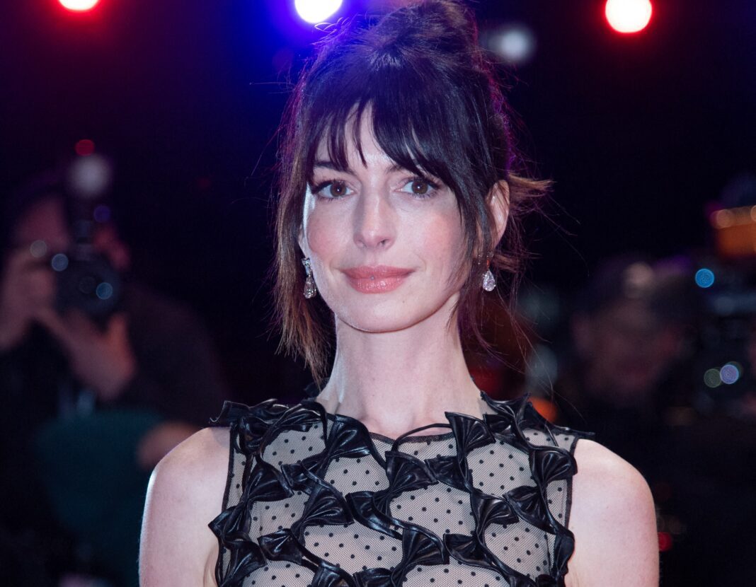 Anne Hathaway: Φόρεσε το statement φόρεμα που είδαμε στις πασαρέλες!