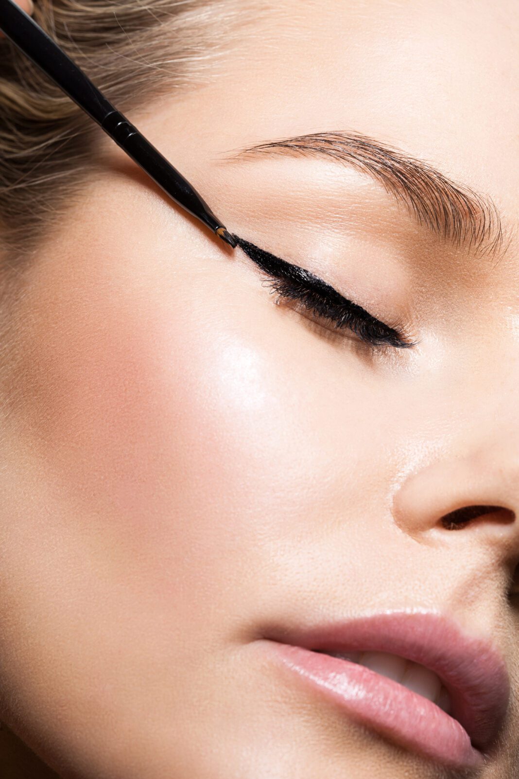 Φυσικό face lift: Πώς να το πετύχεις μόνο με το eyeliner σου!
