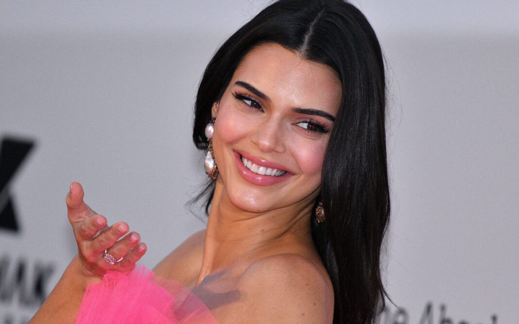 Kendall Jenner: Βρήκαμε το ZARA πανωφόρι της για στιλάτες βόλτες στα μαγαζιά!