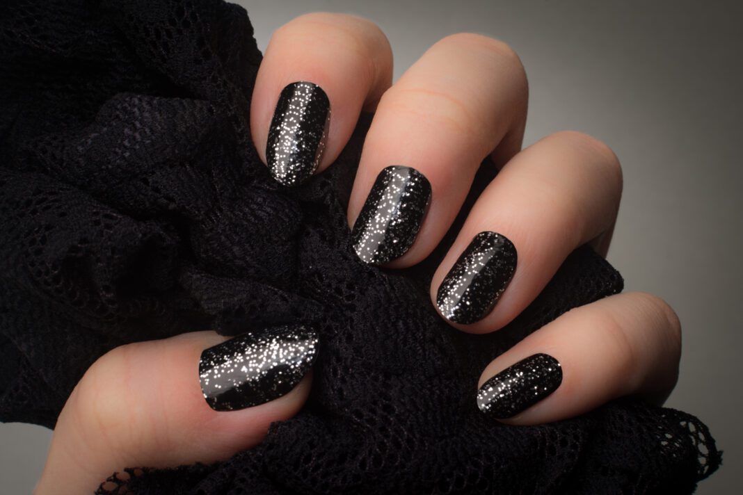 Υπέροχες ιδέες για μαύρα νύχια με glitter τον χειμώνα 2023!