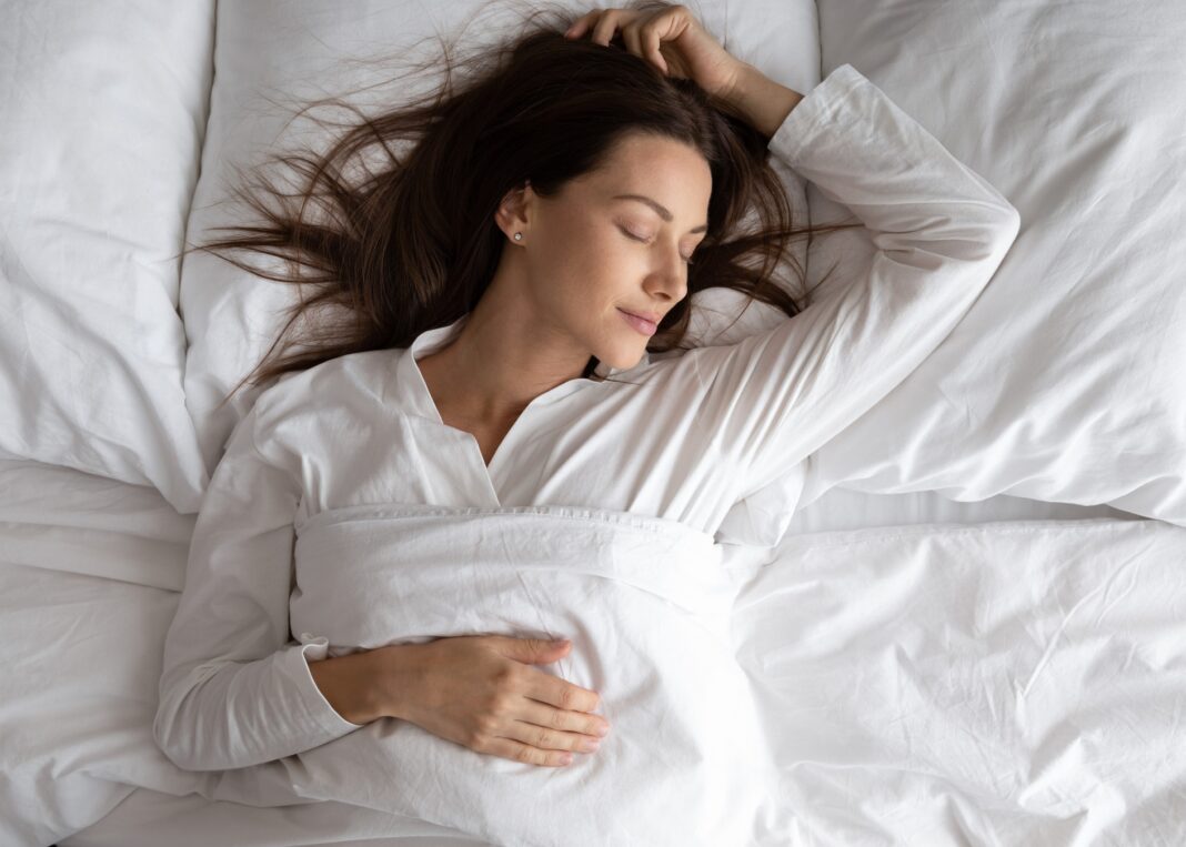Ποια είναι η καλύτερη ώρα να κοιμηθείς για να έχεις λαμπερή επιδερμίδα;