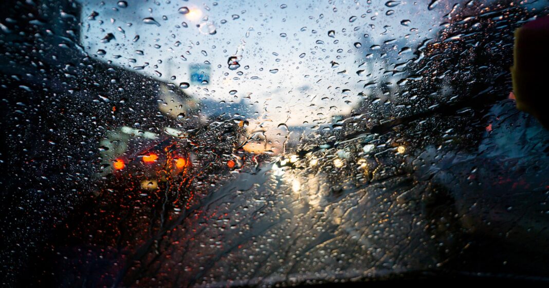 Καιρός: Συνεχίζονται οι βροχές και σήμερα, Κυριακή (12/3), σύμφωνα με την ΕΜΥ