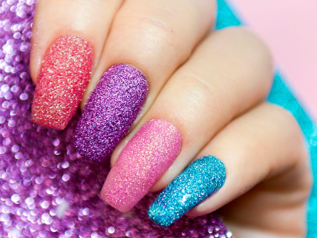 Nail art: Μοντέρνα ανοιξιάτικα νύχια με glitter που μοιάζει να βγήκαν από το Pinterest!