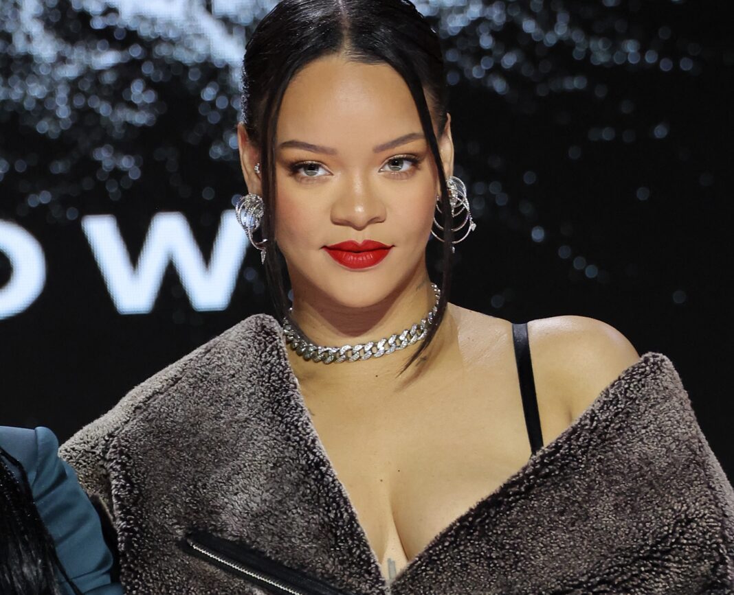 Rihanna: Δείτε την αποκαλυπτική εμφάνισή της στα Όσκαρ 2023!