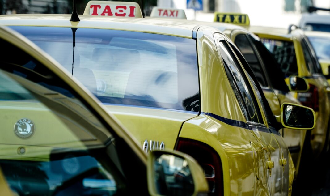 Ταξί: Αυτός είναι ο λόγος που τα κίτρινα ταξί έχουν μπλε λωρίδα στο πλάι!
